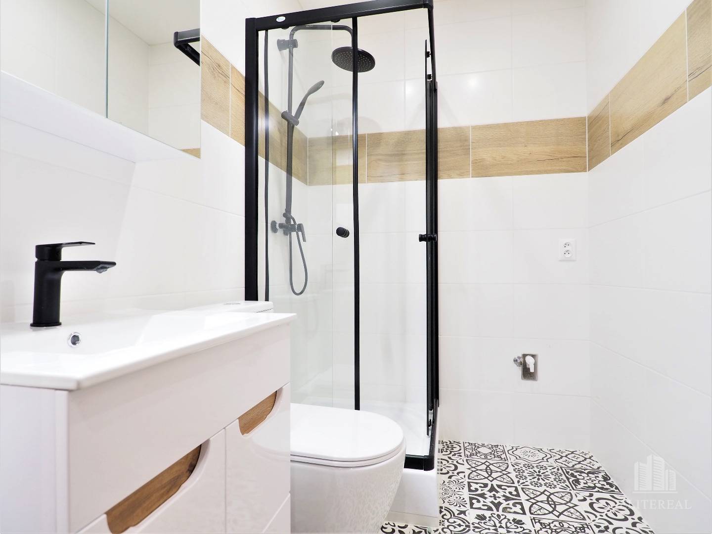 Blagoevova kúpeľňa od dverí.jpg