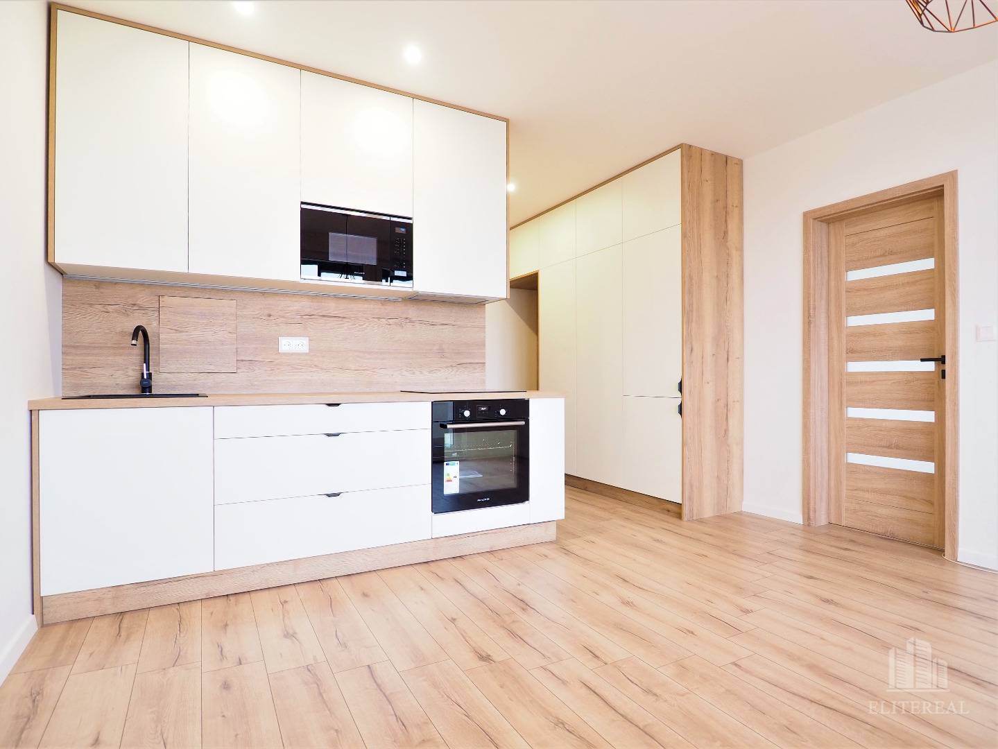 Blagoevova kuchyňa zľava.jpg