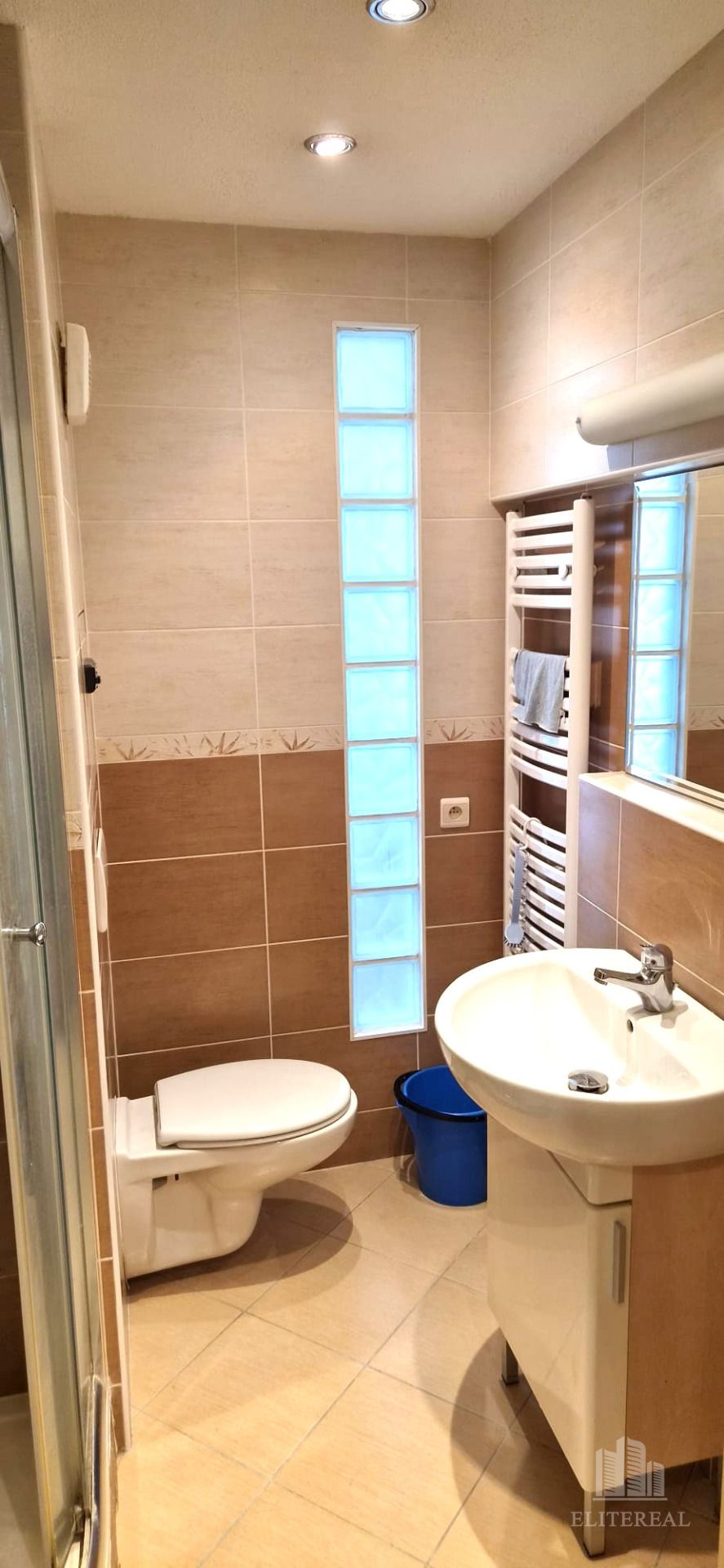Fedinova kúpeľňa s WC.jpeg